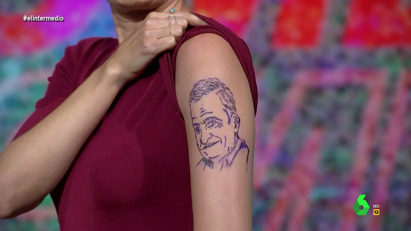 El exitoso tatuador 'Black Sánchez' 'tatúa' a Thais Villas la cara de Wyoming: "Soy virgen de tatuajes" El exitoso tatuador 'Black Sánchez' 'tatúa' a Thais Villas la cara de Wyoming: "Soy virgen de tatuajes"