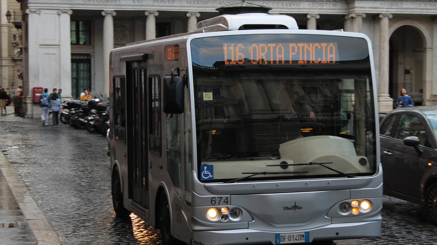 Imagen de archivo de un autobús en Italia Imagen de archivo de un autobús en Italia