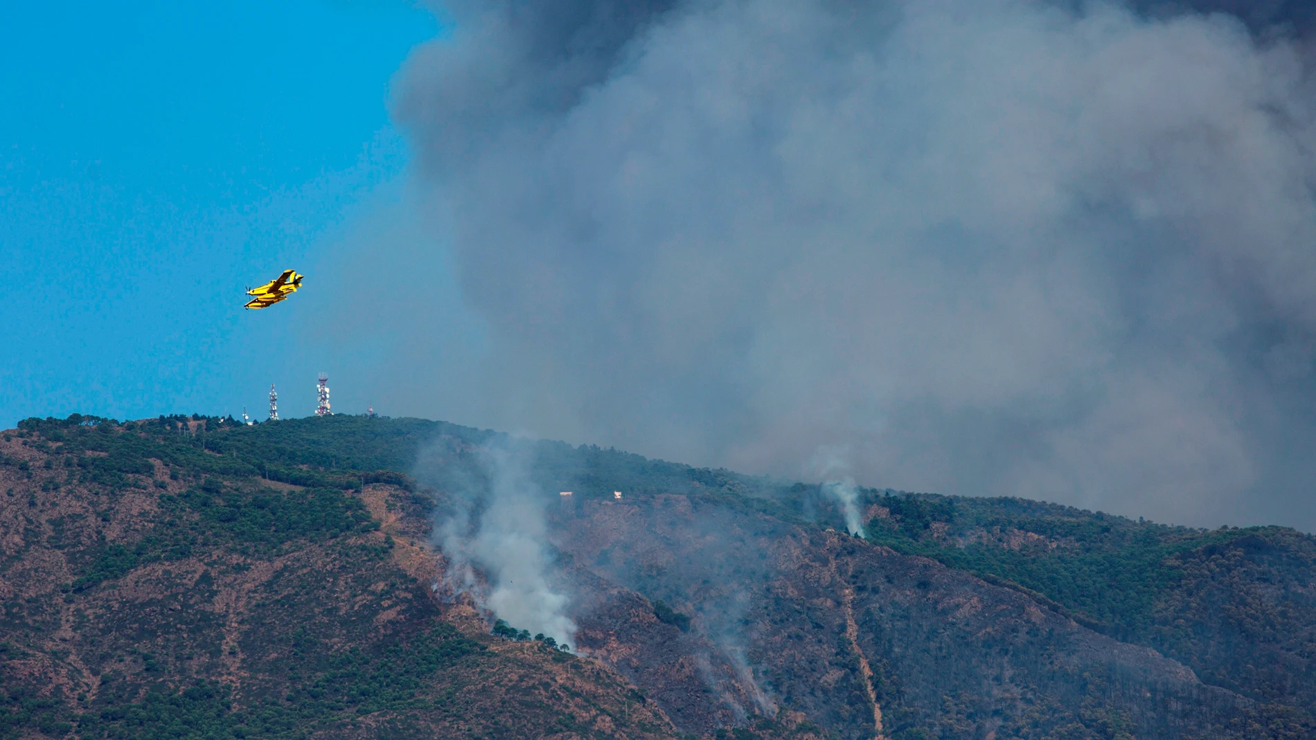 El Gobierno activa a la UME en el incendio de Sierra Bermeja: ya hay 6.000 hectáreas afectadas y dos municipios más desalojados