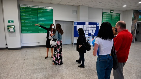 Cerca de 150.000 aspirantes se examinan para conseguir una de las 3.381 plazas indefinidas de Correos Cerca de 150.000 aspirantes se examinan para conseguir una de las 3.381 plazas indefinidas de Correos