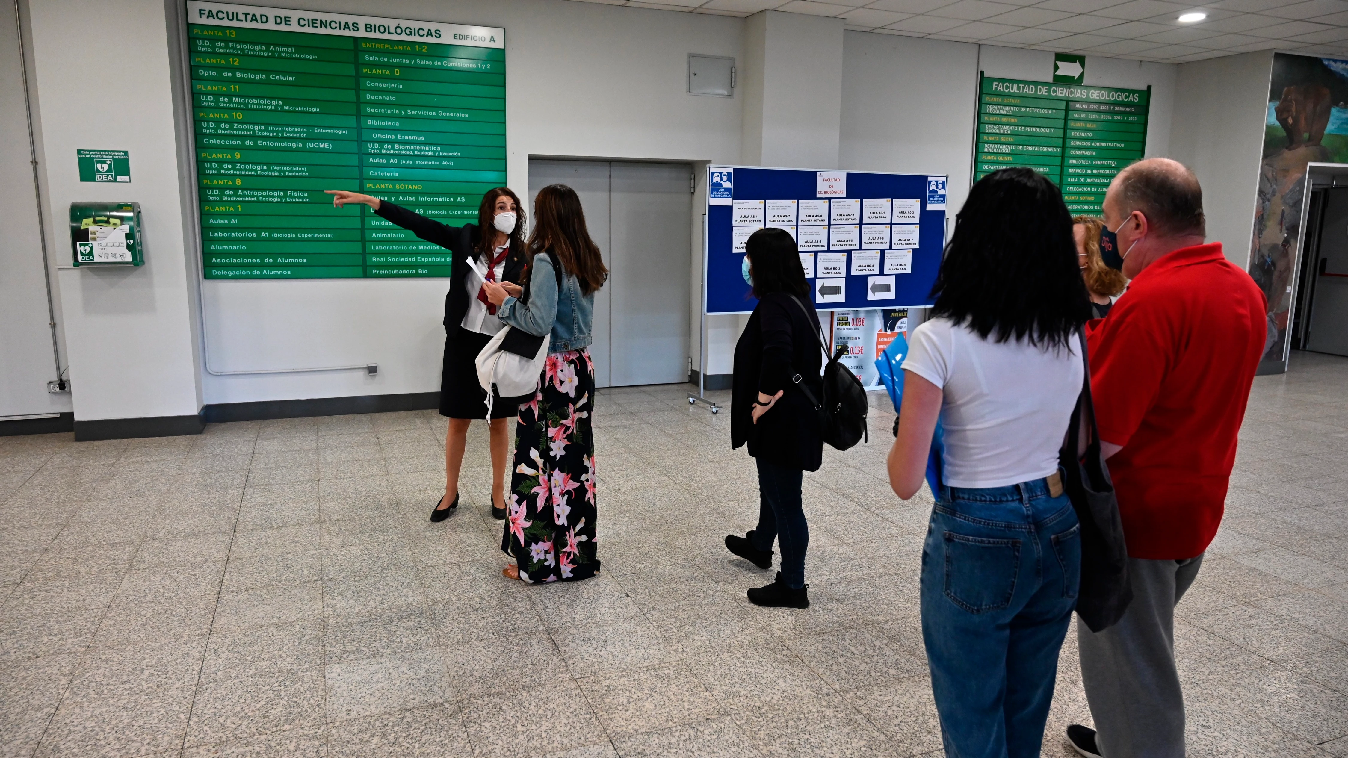 Cerca de 150.000 aspirantes se examinan para conseguir una de las 3.381 plazas indefinidas de Correos