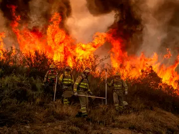 Bomberos forestales realizan labores de extinción en un incendio en el municipio orensano de Rubiá, en una fotografía de archivo. 