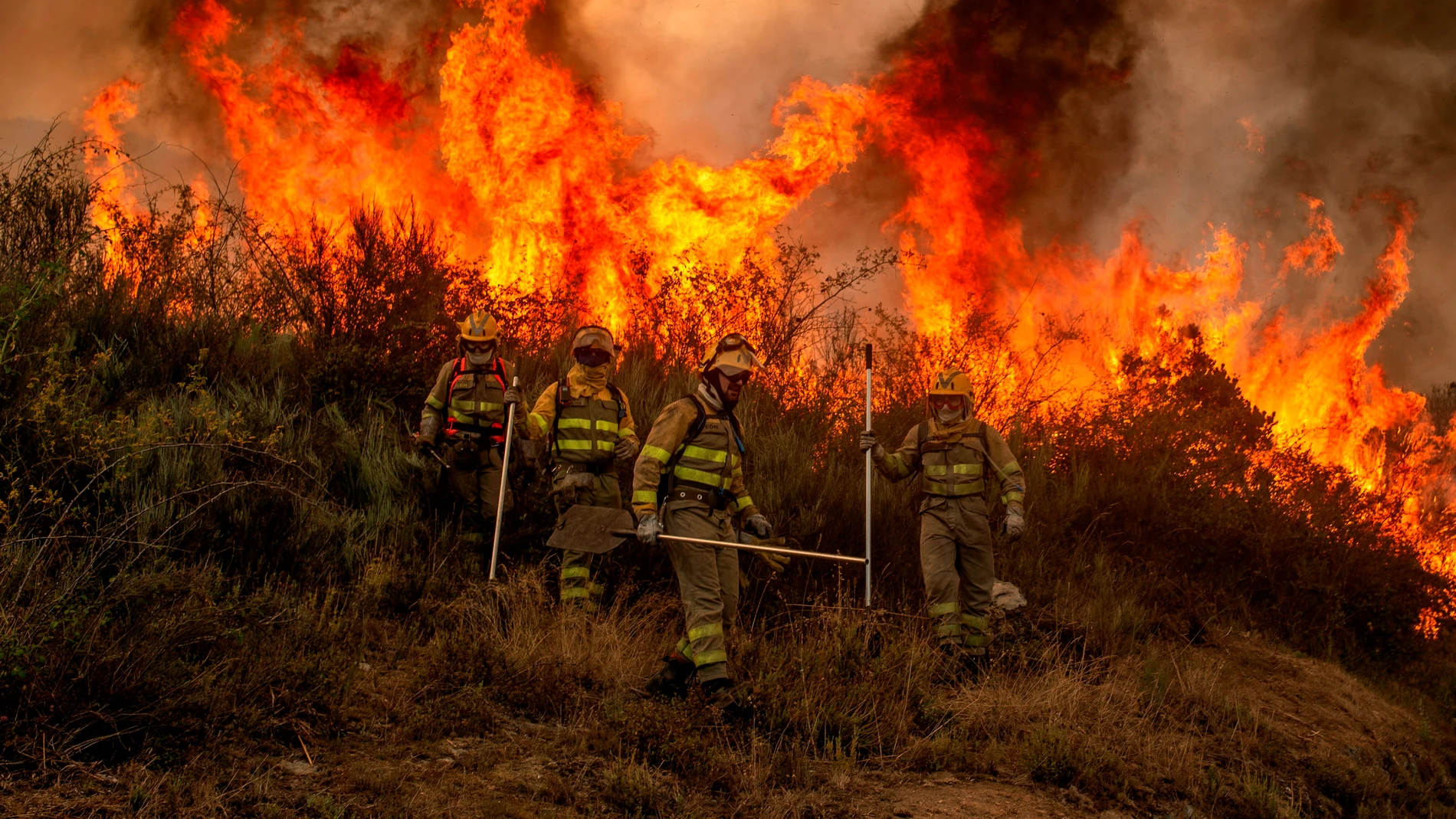 Bomberos forestales realizan labores de extinción en un incendio en el municipio orensano de Rubiá, en una fotografía de archivo. 