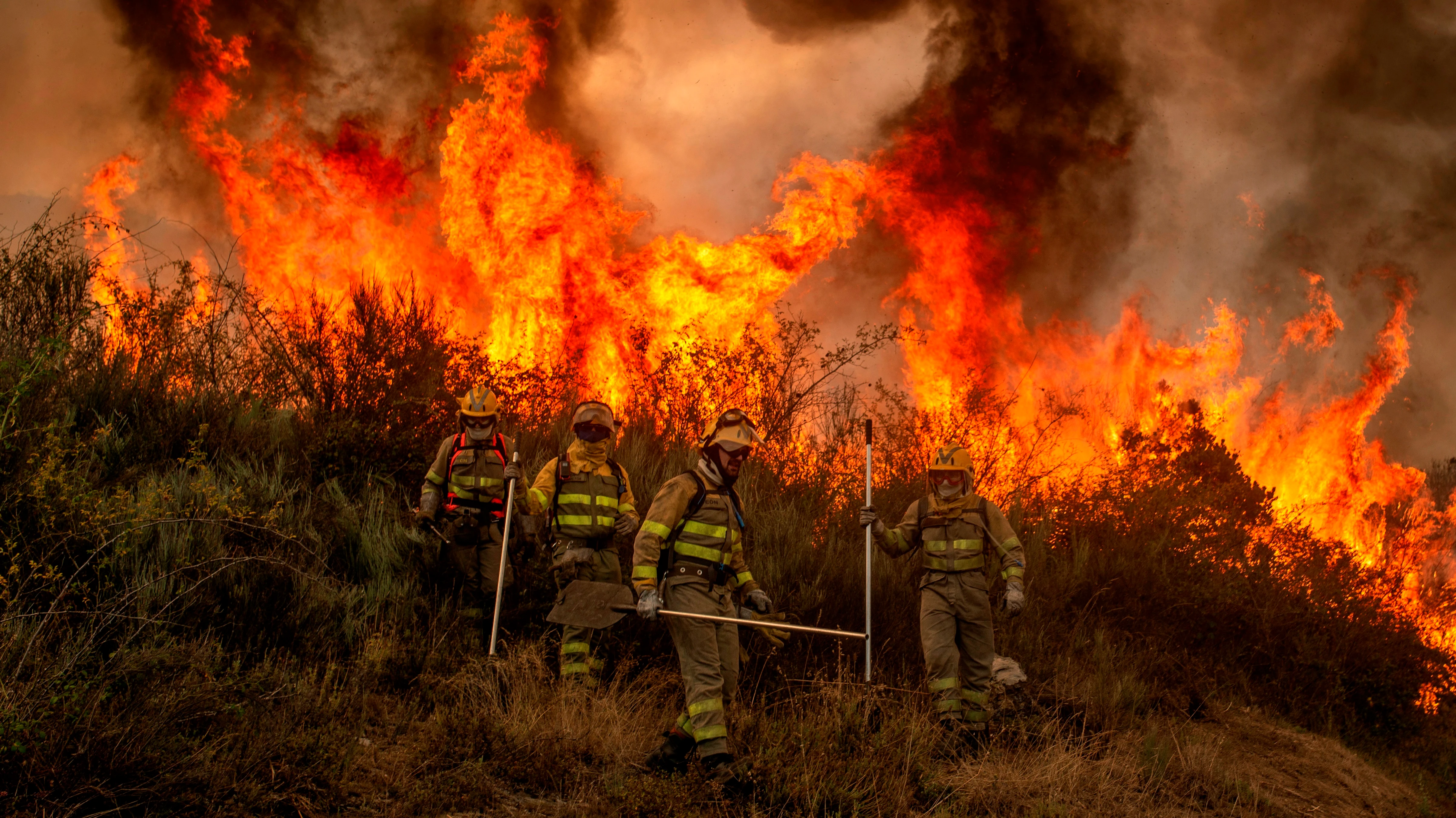 Bomberos forestales realizan labores de extinción en un incendio en el municipio orensano de Rubiá, en una fotografía de archivo. 