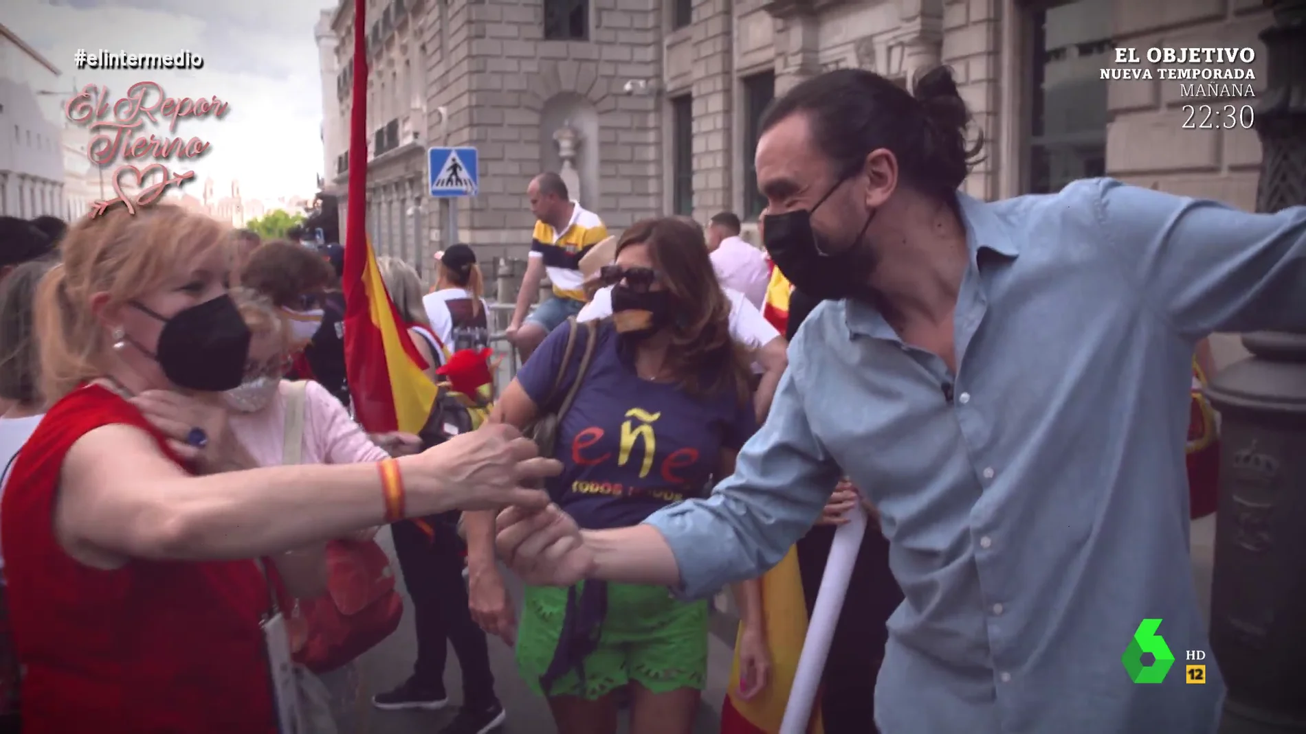 David Pareja intenta calmar la crispación regalando rosas a manifestantes contra Sánchez