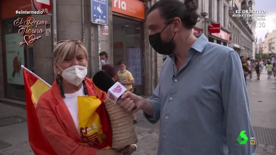 Una mujer comienza a llorar en pleno reportaje de El Intermedio al recordar que Sánchez es presidente: "España me duele" Una mujer comienza a llorar en pleno reportaje de El Intermedio al recordar que Sánchez es presidente: "España me duele"