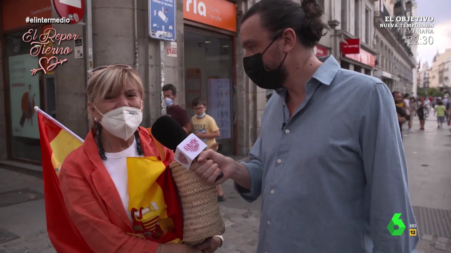 Una mujer comienza a llorar en pleno reportaje de El Intermedio al recordar que Sánchez es presidente: "España me duele" Una mujer comienza a llorar en pleno reportaje de El Intermedio al recordar que Sánchez es presidente: "España me duele"
