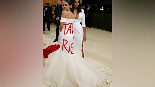 La congresista demócrata Alexandria Ocasio-Cortez en la alfombra roja del MET Cortez