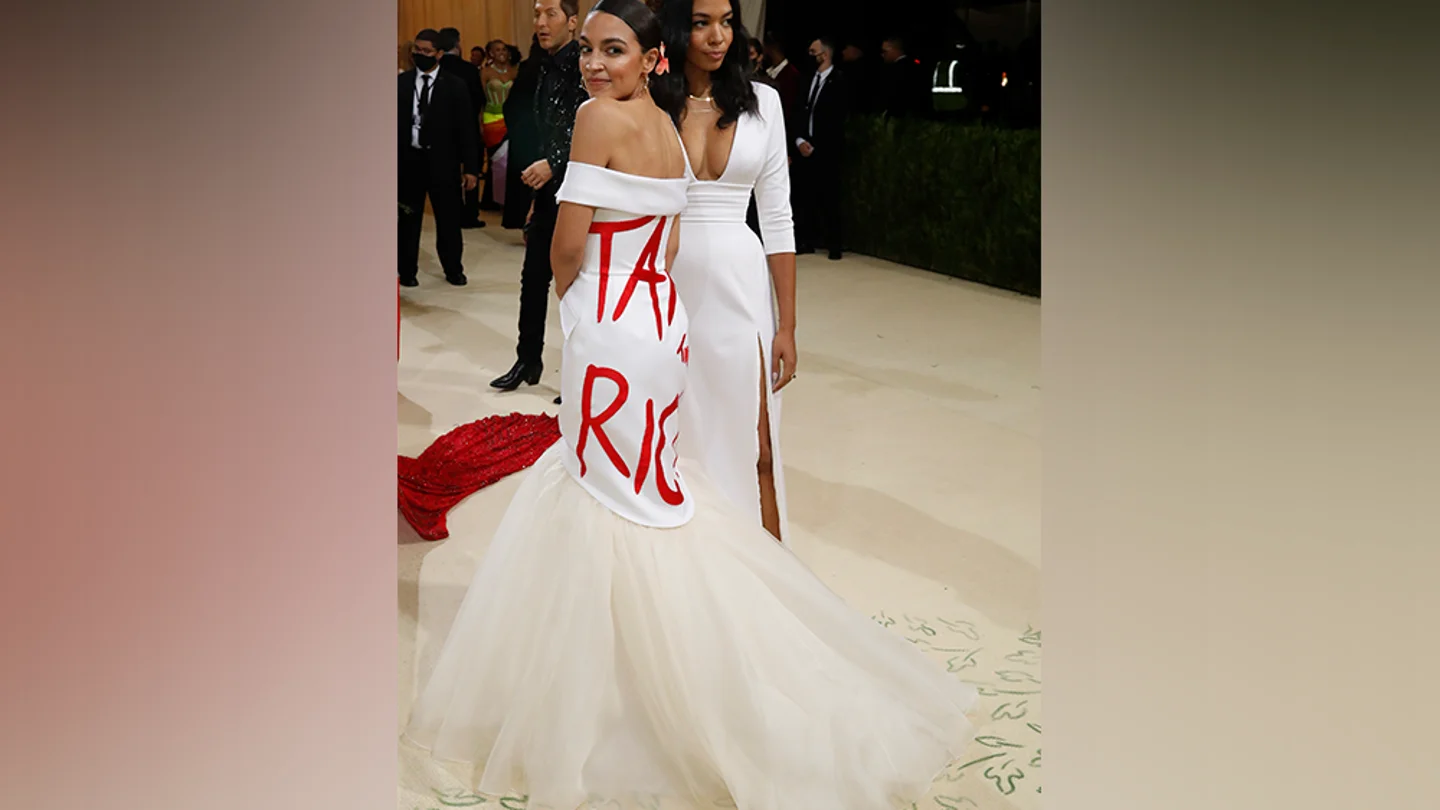La congresista demócrata Alexandria Ocasio-Cortez en la alfombra roja del MET Cortez
