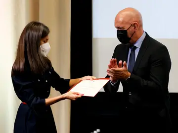 La reina Letizia recibe el título &quot;Alumna UCM de Honor&quot; de manos del rector de la Universidad Complutense de Madrid, Joaquín Goyache