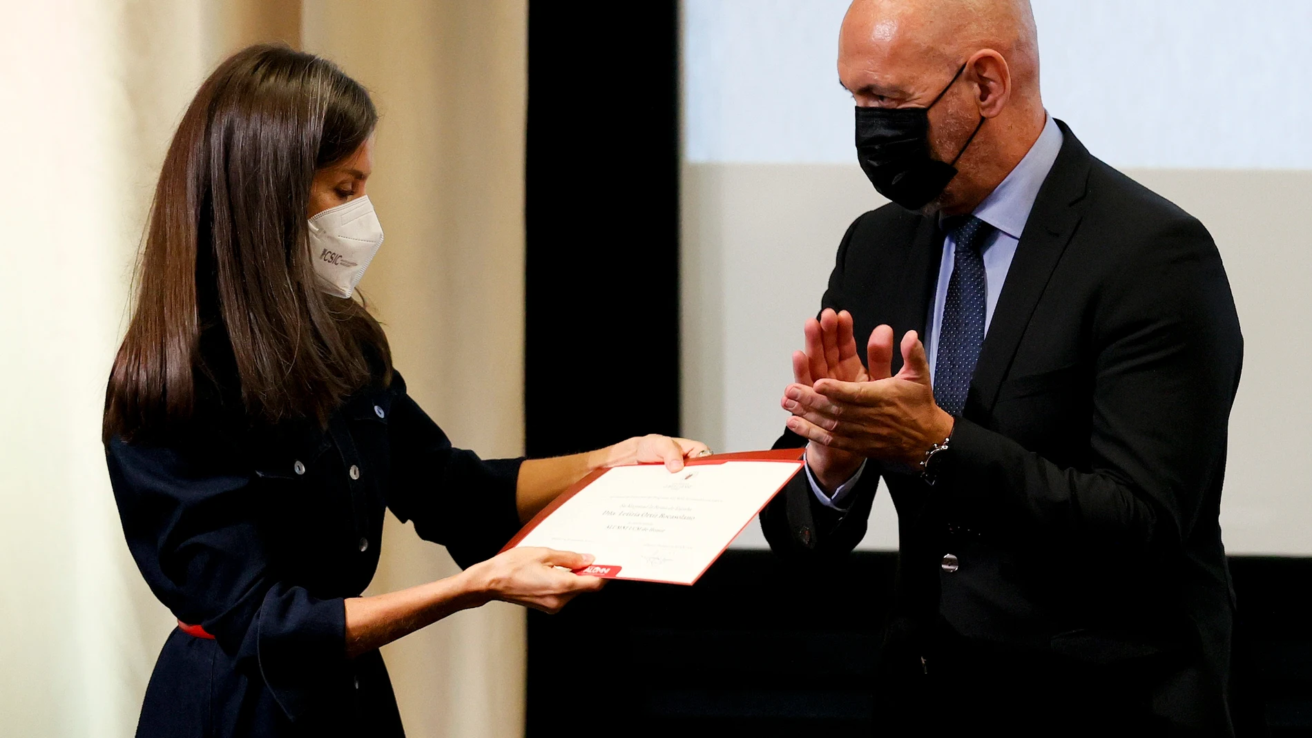 La reina Letizia recibe el título "Alumna UCM de Honor" de manos del rector de la Universidad Complutense de Madrid, Joaquín Goyache