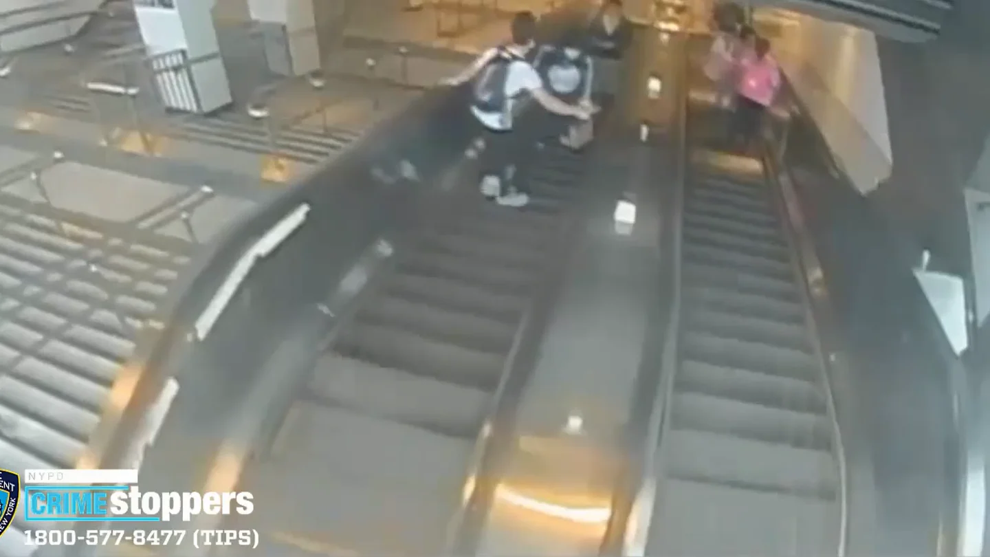 VIDEO | Se busca al autor de esta brutal patada a una mujer en el metro de Nueva York Nueva York