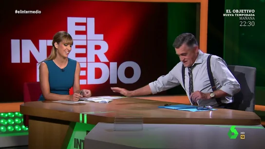 El momento en el que Wyoming pasa un billete de 20 euros a Sandra Sabatés en pleno directo de El Intermedio El momento en el que Wyoming pasa un billete de 20 euros a Sandra Sabatés en pleno directo de El Intermedio