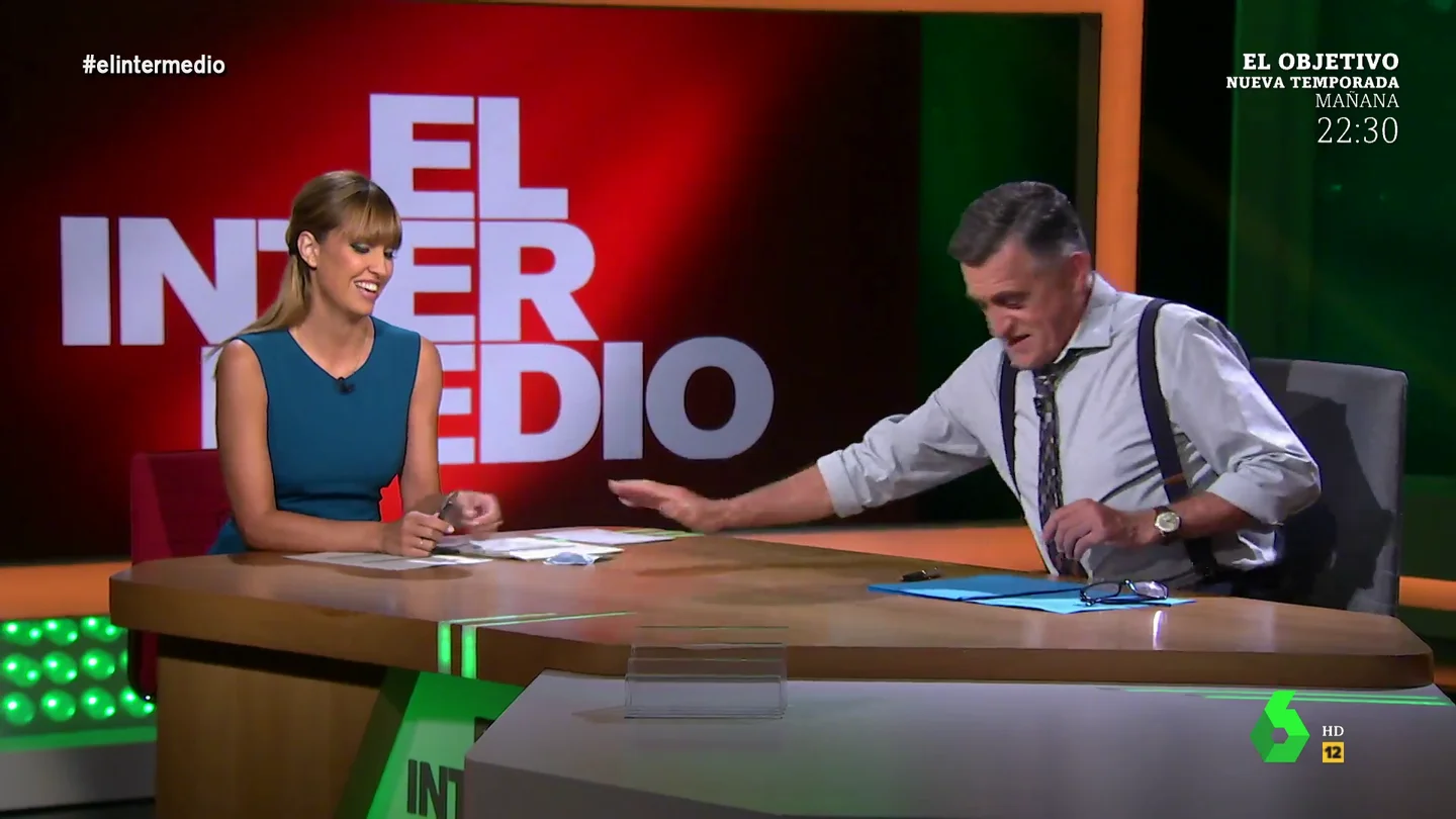 El momento en el que Wyoming pasa un billete de 20 euros a Sandra Sabatés en pleno directo de El Intermedio El momento en el que Wyoming pasa un billete de 20 euros a Sandra Sabatés en pleno directo de El Intermedio