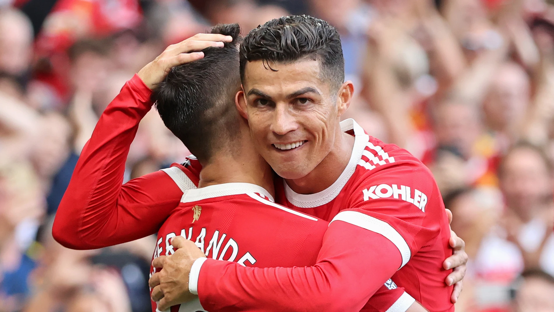Cristiano Ronaldo abraza a Bruno Fernandes