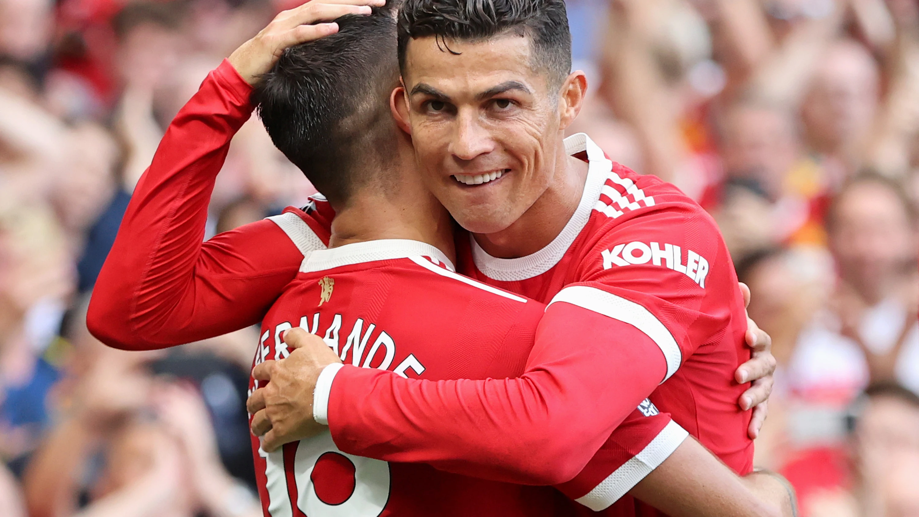 Cristiano Ronaldo abraza a Bruno Fernandes