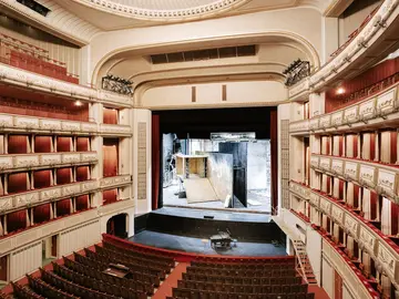 Patio de butacas y escenario de la Ópera Nacional. Patio de butacas y escenario de la Ópera Nacional.