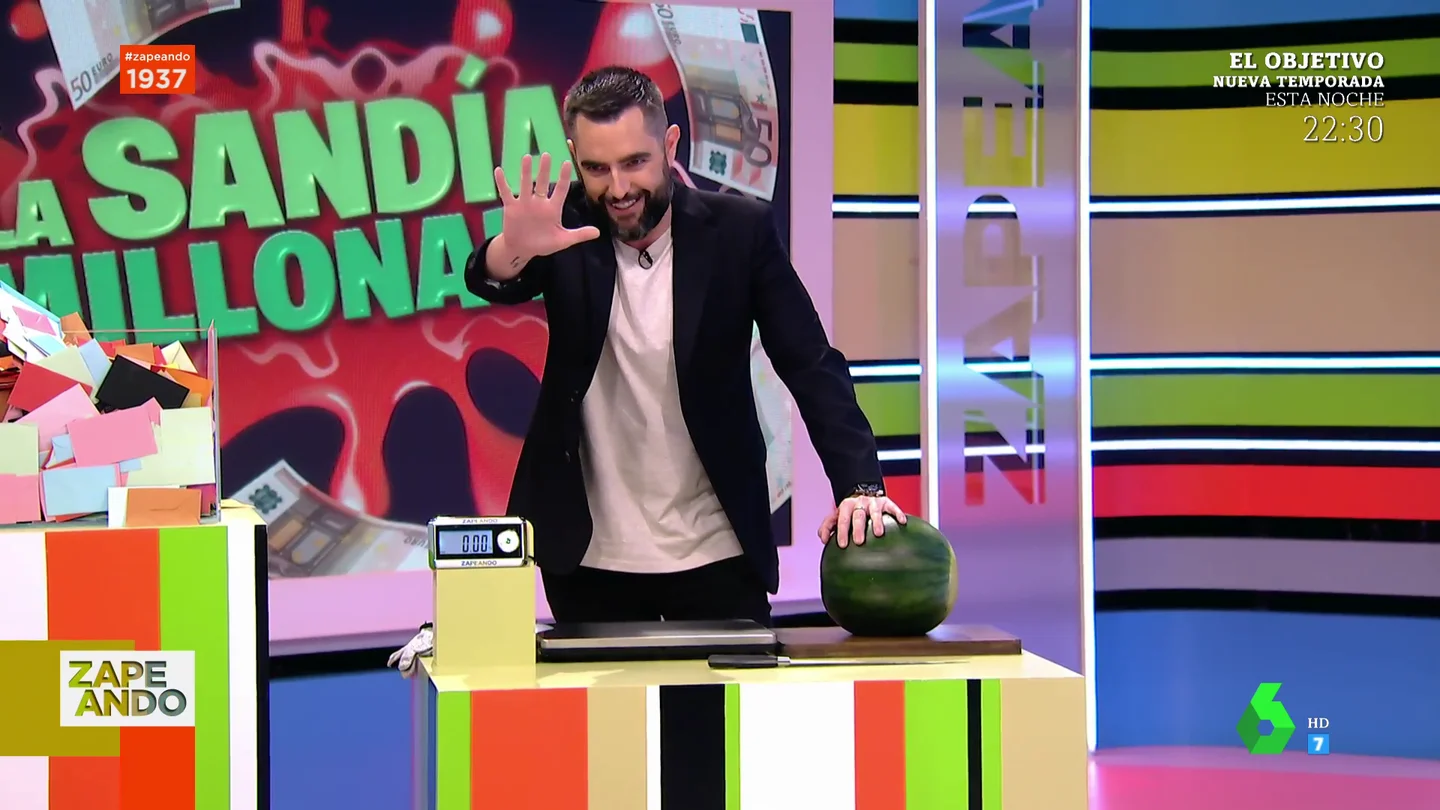 El surrealista momento de un espectador con Dani Mateo en el reto de la sandía millonaria: "¡Ole tus huevos!" El surrealista momento de un espectador con Dani Mateo en el reto de la sandía millonaria: "¡Ole tus huevos!"