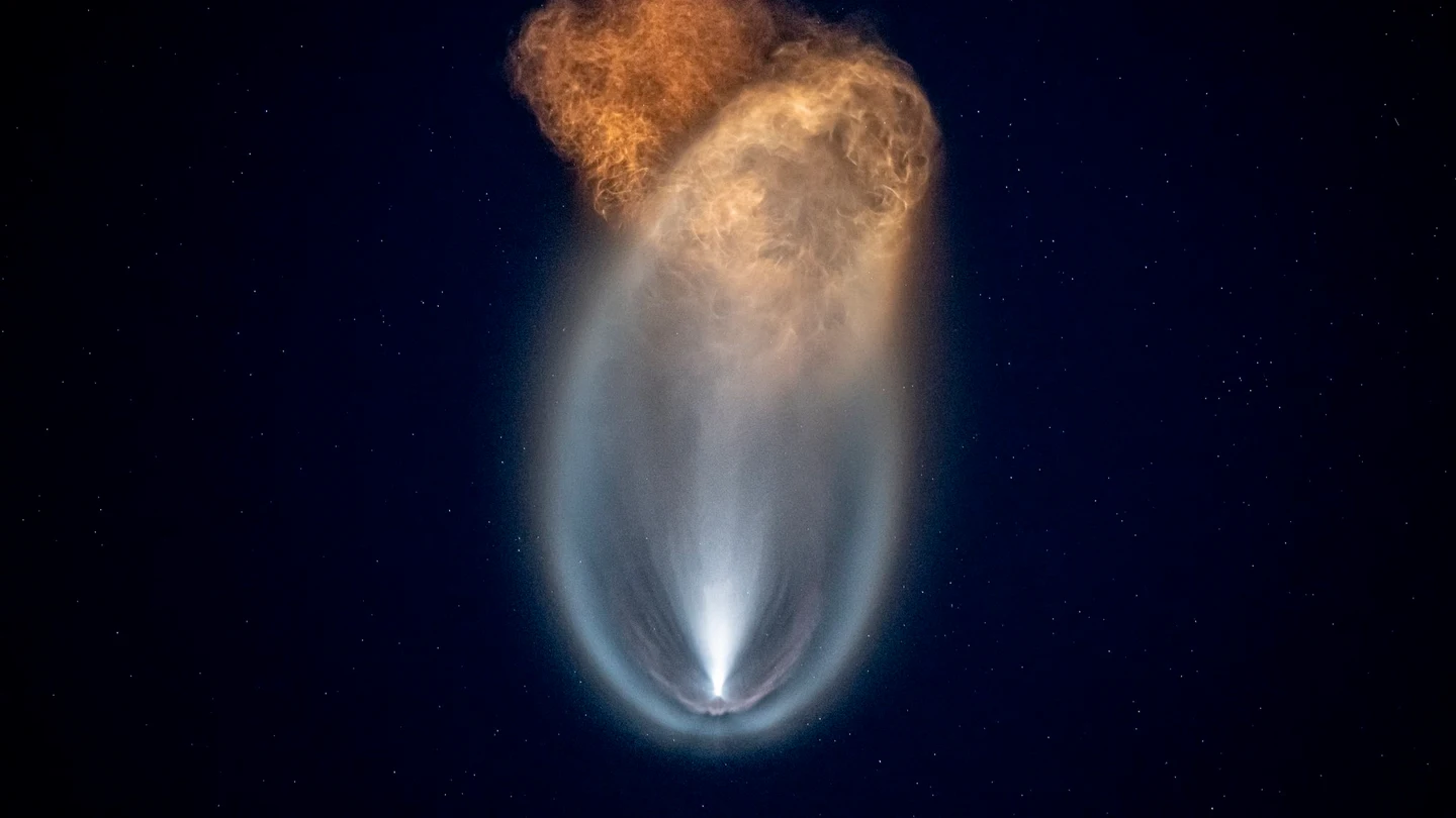 El cohete Falcon 9 que lleva la cápsula Dragón con cuatro tripulantes civiles mientras sube encima de Cabo Cañaveral El cohete Falcon 9 que lleva la cápsula Dragón con cuatro tripulantes civiles mientras sube encima de Cabo Cañaveral