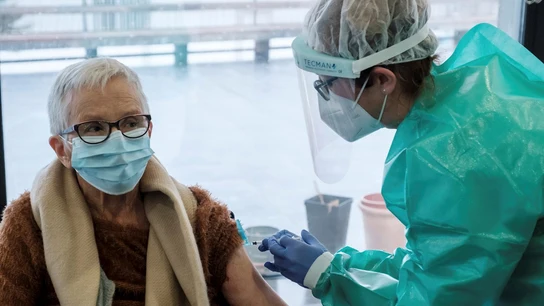 Una mujer recibe la vacuna contra el coronavirus Una mujer recibe la vacuna contra el coronavirus