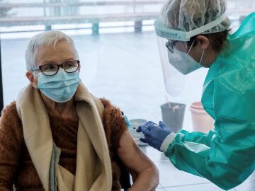 Una mujer recibe la vacuna contra el coronavirus