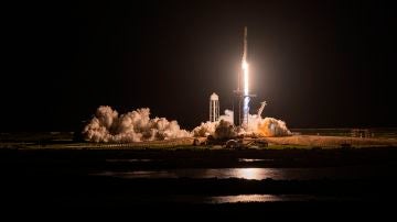 Fotografía cedida por Inspiration4 donde se muestra el cohete Falcon 9 que lleva la cápsula Dragón con cuatro tripulantes civiles mientras despega de la plataforma de lanzamiento 39A del Centro Espacial Kennedy
