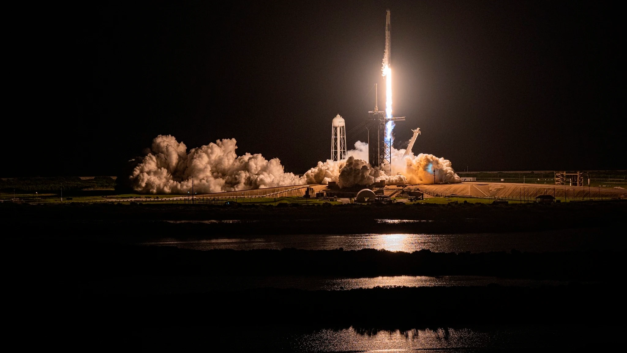 Fotografía cedida por Inspiration4 donde se muestra el cohete Falcon 9 que lleva la cápsula Dragón con cuatro tripulantes civiles mientras despega de la plataforma de lanzamiento 39A del Centro Espacial Kennedy