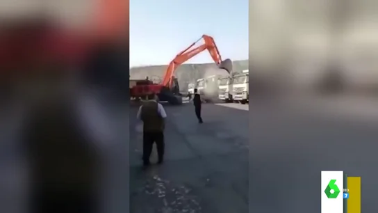 Un trabajador destroza todas las excavadoras de su empresa con una excavadora tras no recibir su salario Un trabajador destroza todas las excavadoras de su empresa con una excavadora tras no recibir su salario