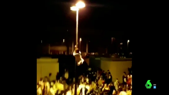 El momento en el que un joven se rompe la pierna tras caer de una farola en un botellón El momento en el que un joven se rompe la pierna tras caer de una farola en un botellón