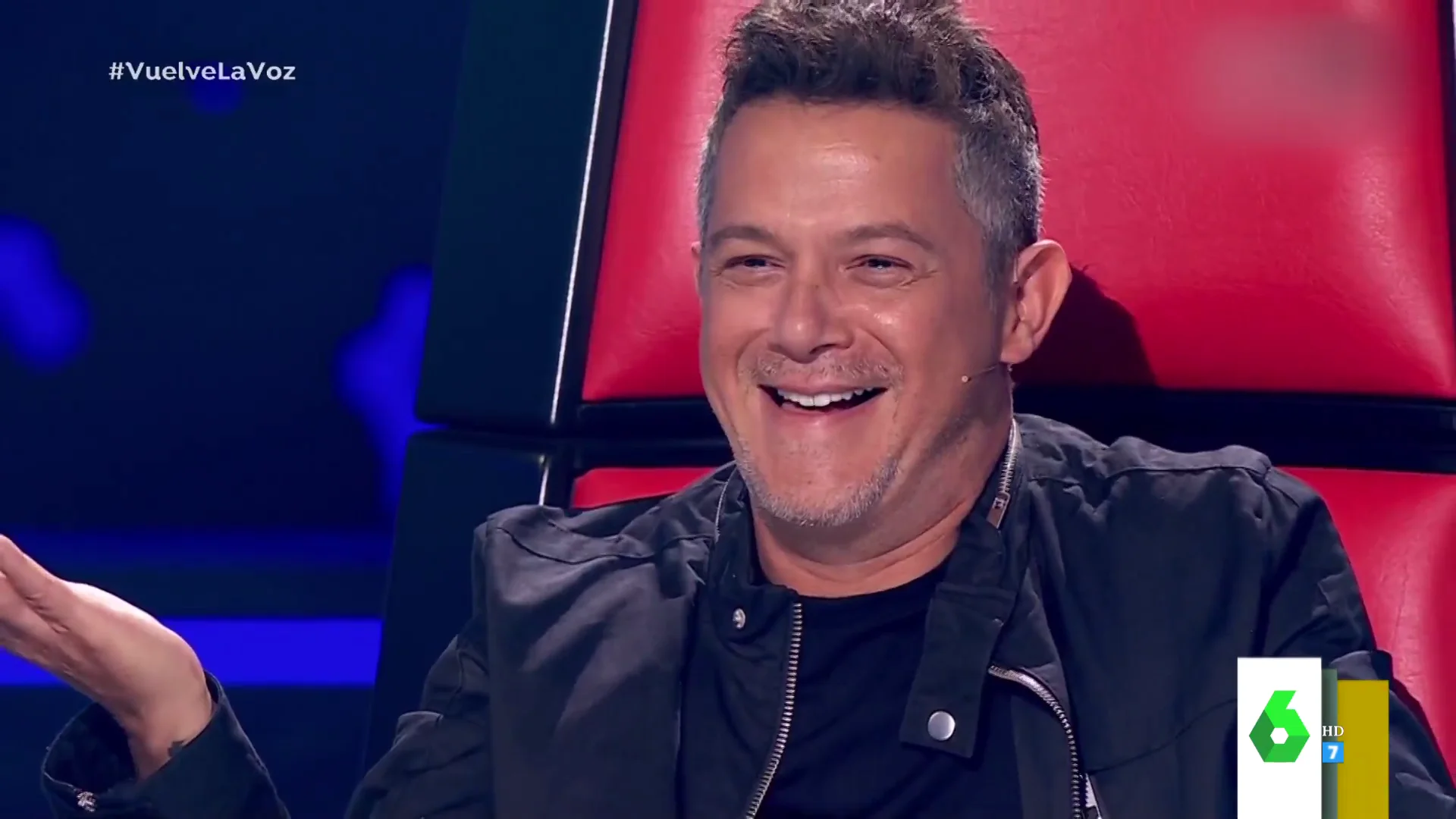 La sorpresa de Alejandro Sanz al reconocer la voz de una cantante de su gira en el estreno de La Voz 