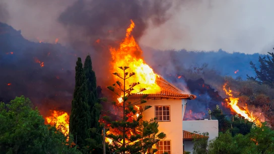 Una casa se quema debido a la lava de la erupción de un volcán en el parque nacional Cumbre Vieja en Los Llanos de Aridane, en la isla canaria de La Palma Una casa se quema debido a la lava de la erupción de un volcán en el parque nacional Cumbre Vieja en Los Llanos de Aridane, en la isla canaria de La Palma