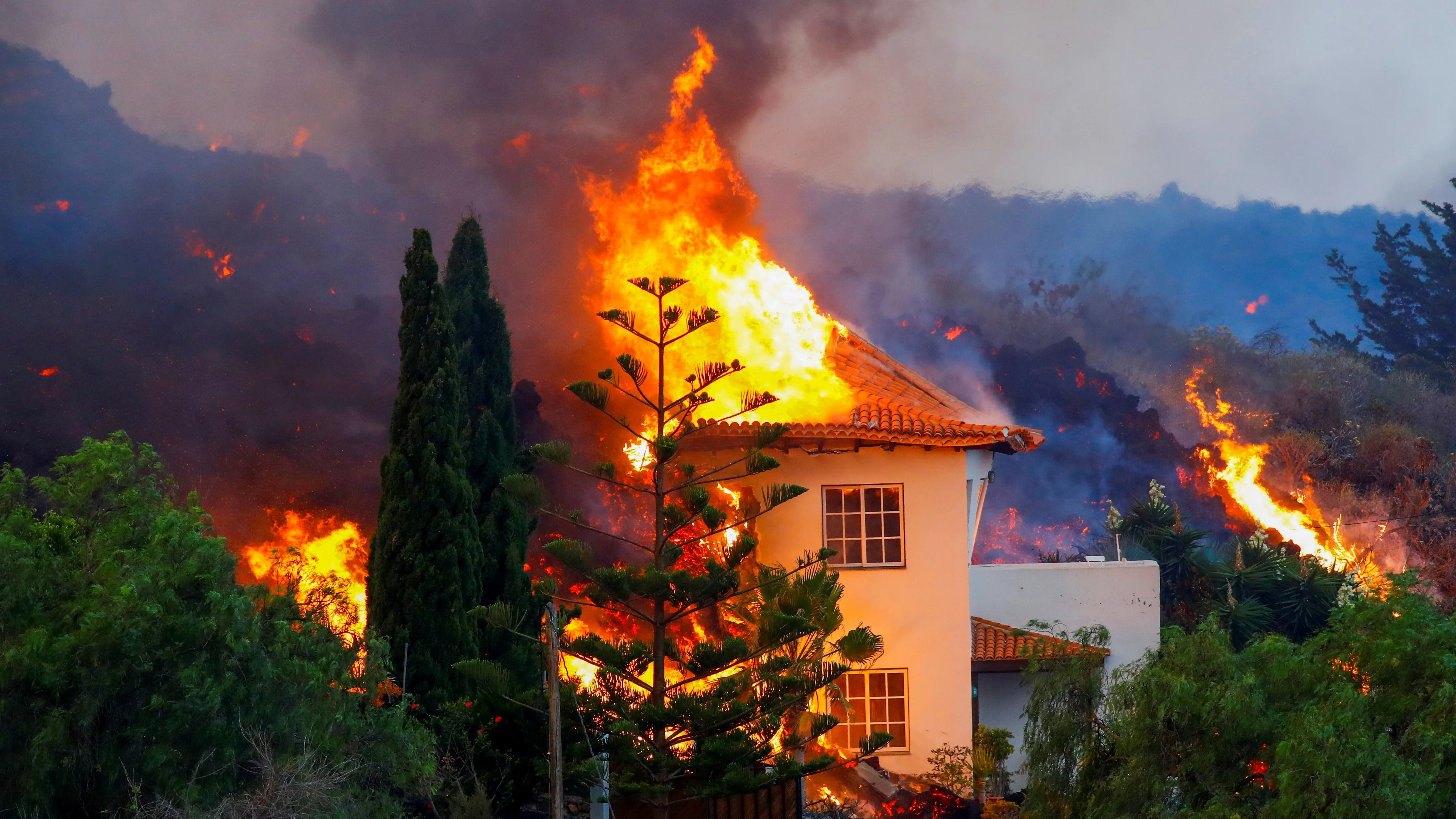 Una casa se quema debido a la lava de la erupción de un volcán en el parque nacional Cumbre Vieja en Los Llanos de Aridane, en la isla canaria de La Palma