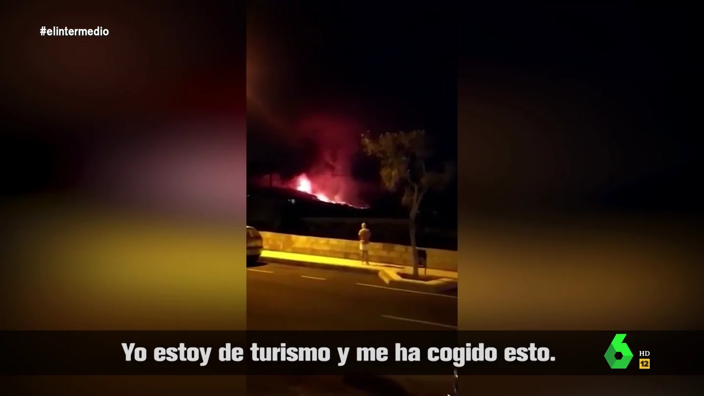 La reacción viral de una vecina de La Palma al intentar animar a una turista tras la erupción del volcán: "¡Mira, unas vacaciones diferentes!" La reacción viral de una vecina de La Palma al intentar animar a una turista tras la erupción del volcán: "¡Mira, unas vacaciones diferentes!"