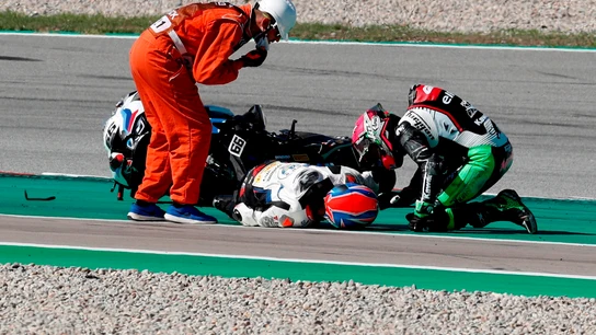 Domingo accidentado en Montmeló: escalofriantes atropellos a Tom Sykes y Alex Lowes Domingo accidentado en Montmeló: escalofriantes atropellos a Tom Sykes y Alex Lowes