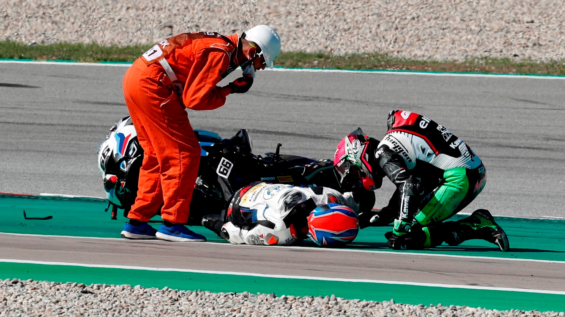 Domingo accidentado en Montmeló: escalofriantes atropellos a Tom Sykes y Alex Lowes