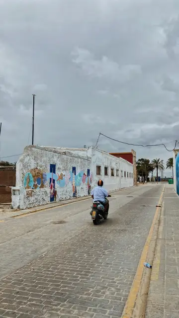 Un motorista circula entre las pinturas de Gabarre Un motorista circula entre las pinturas de Gabarre