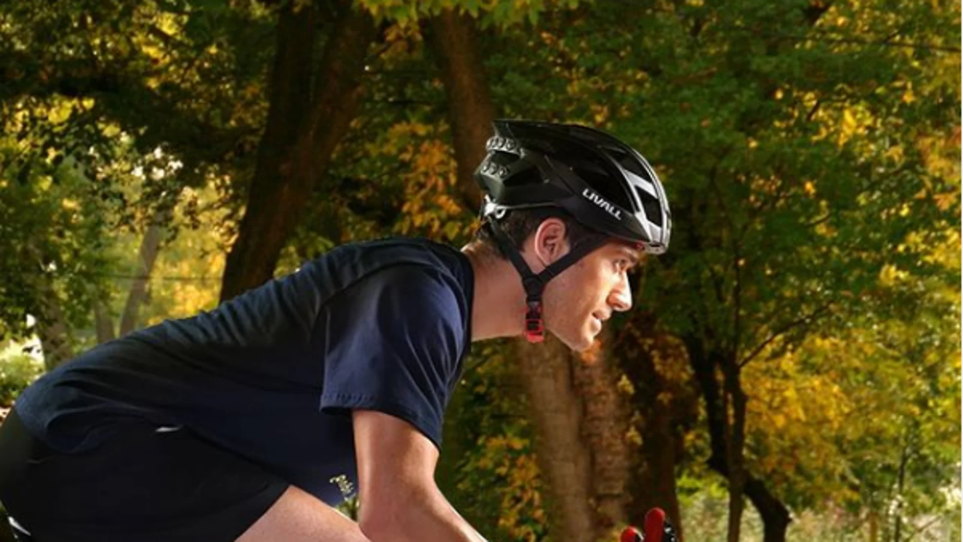 El casco más seguro para ciclistas: se ilumina solo al frenar y avisa a tus contactos en caso de caída