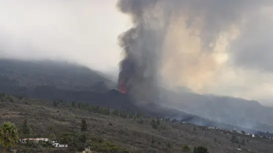 La lava mana del nuevo volcán que comenzó a erupcionar este domingo en La Palma La lava mana del nuevo volcán que comenzó a erupcionar este domingo en La Palma