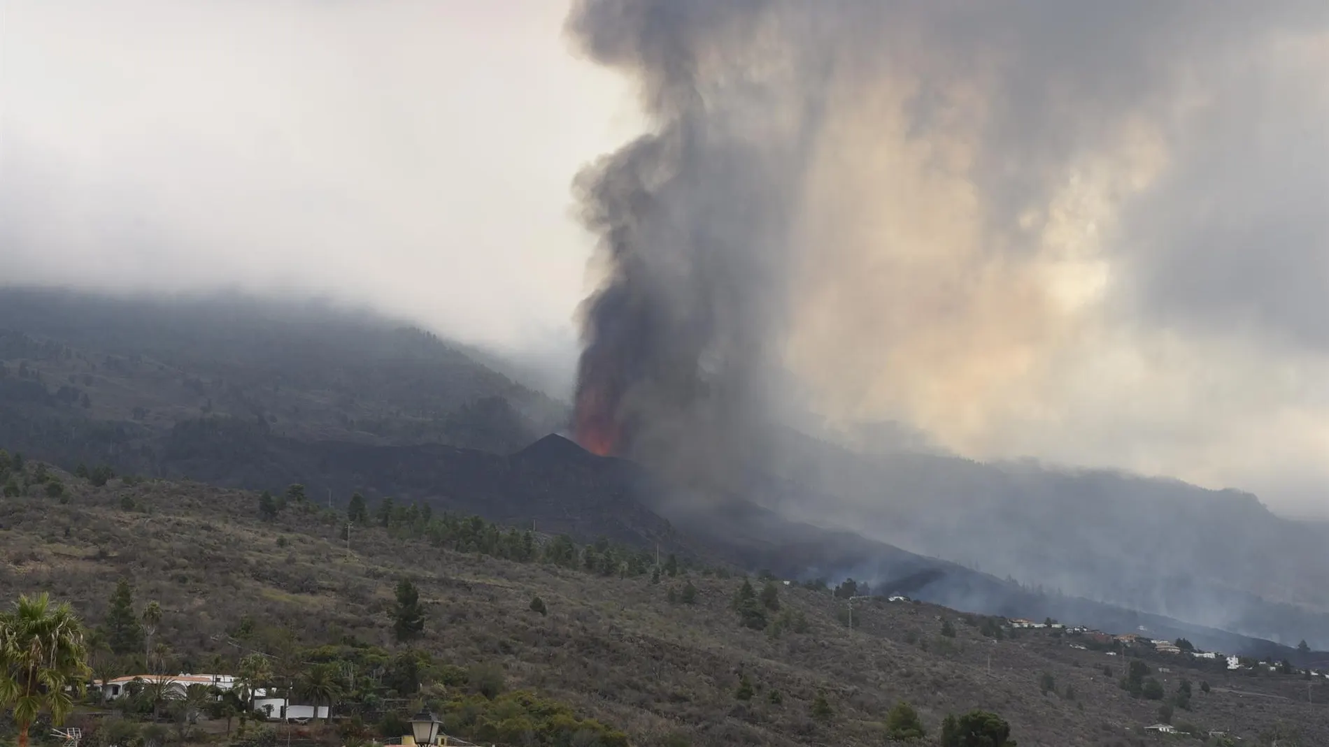  La lava mana del nuevo volcán que comenzó a erupcionar este domingo en La Palma
