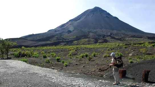 ¿Cuáles son los 3 tipos de volcanes? | Volcán de Fogo, en la isla de Fogo de Cabo Verde Volcanes del mundo