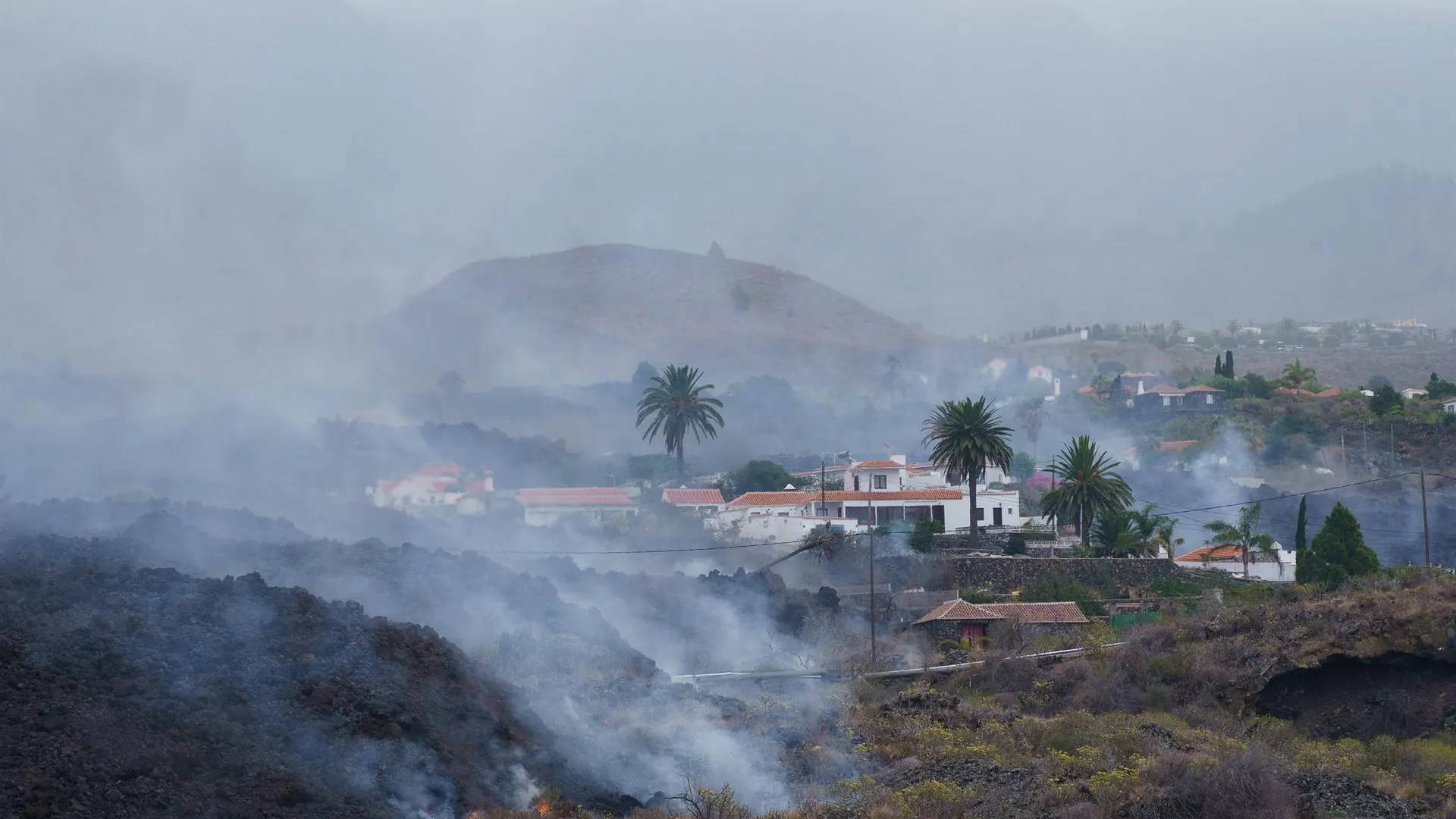 Una colada se desplaza por el barrio de Todoque, en el municipio de Los Llanos