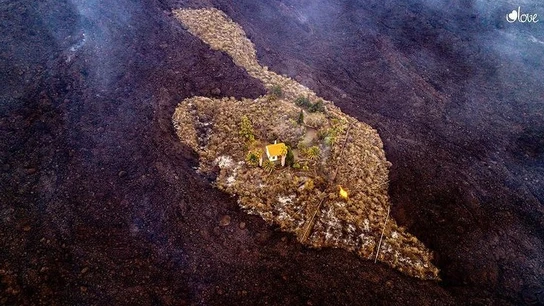 La imagen de una vivienda que se ha salvado de la lava del volcán de Cumbre Vieja La imagen de una vivienda que se ha salvado de la lava del volcán de Cumbre Vieja