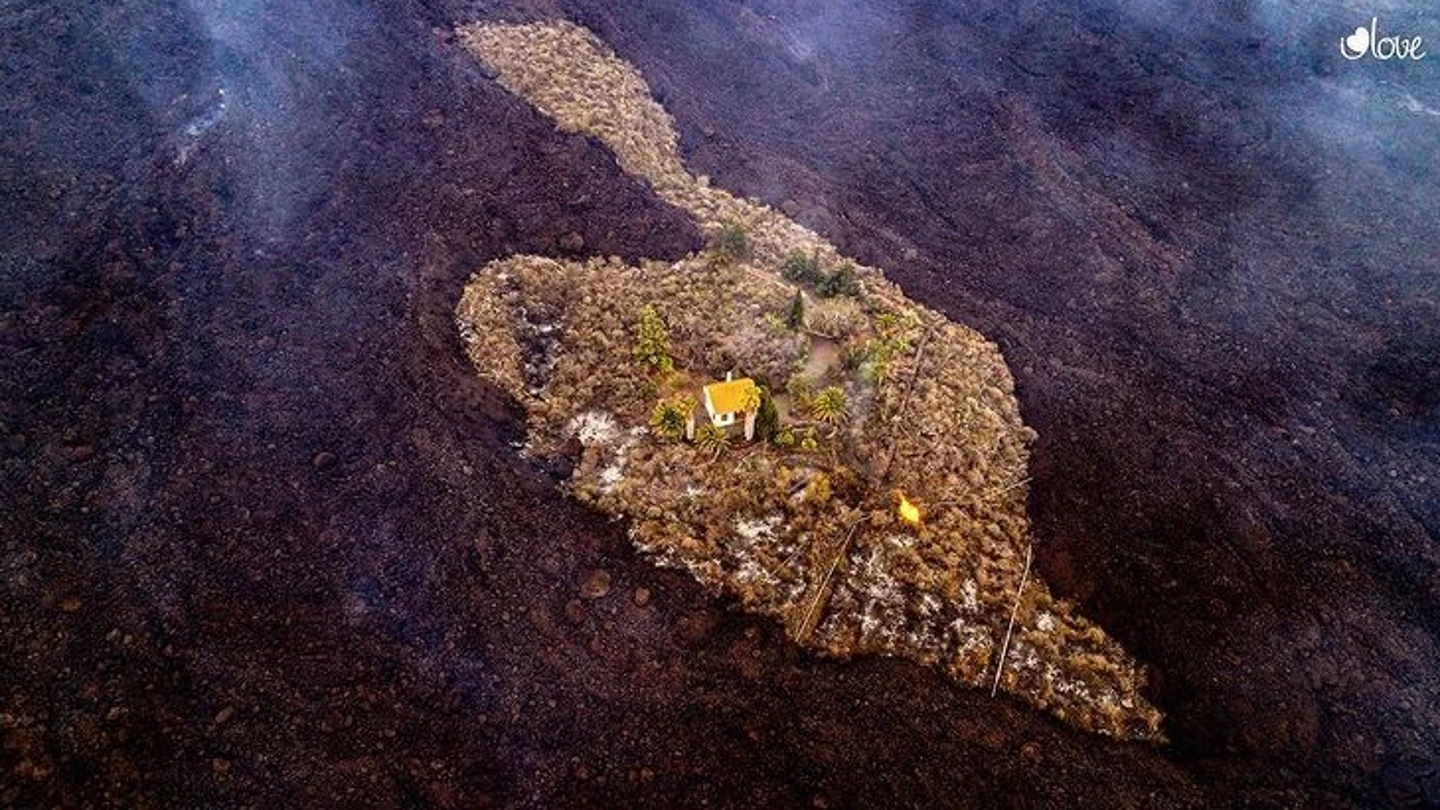 La imagen de una vivienda que se ha salvado de la lava del volcán de Cumbre Vieja La imagen de una vivienda que se ha salvado de la lava del volcán de Cumbre Vieja