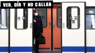 Un pasajero en el Metro de Madrid