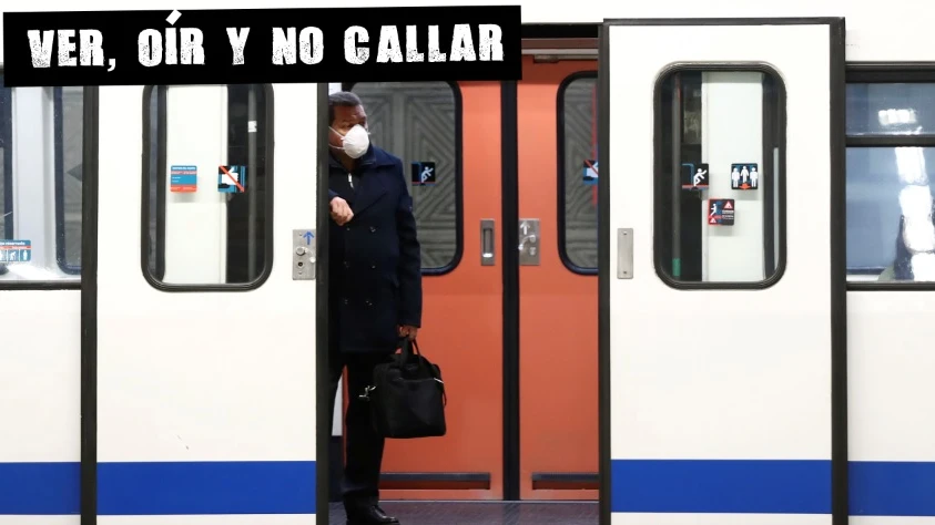 Un pasajero en el Metro de Madrid