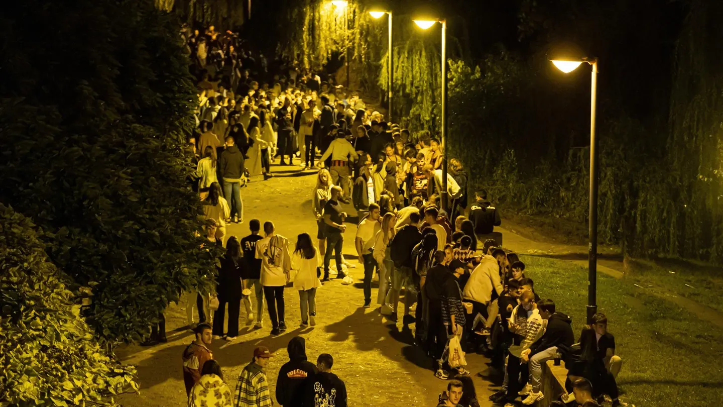 Jóvenes de botellón Jóvenes de botellón