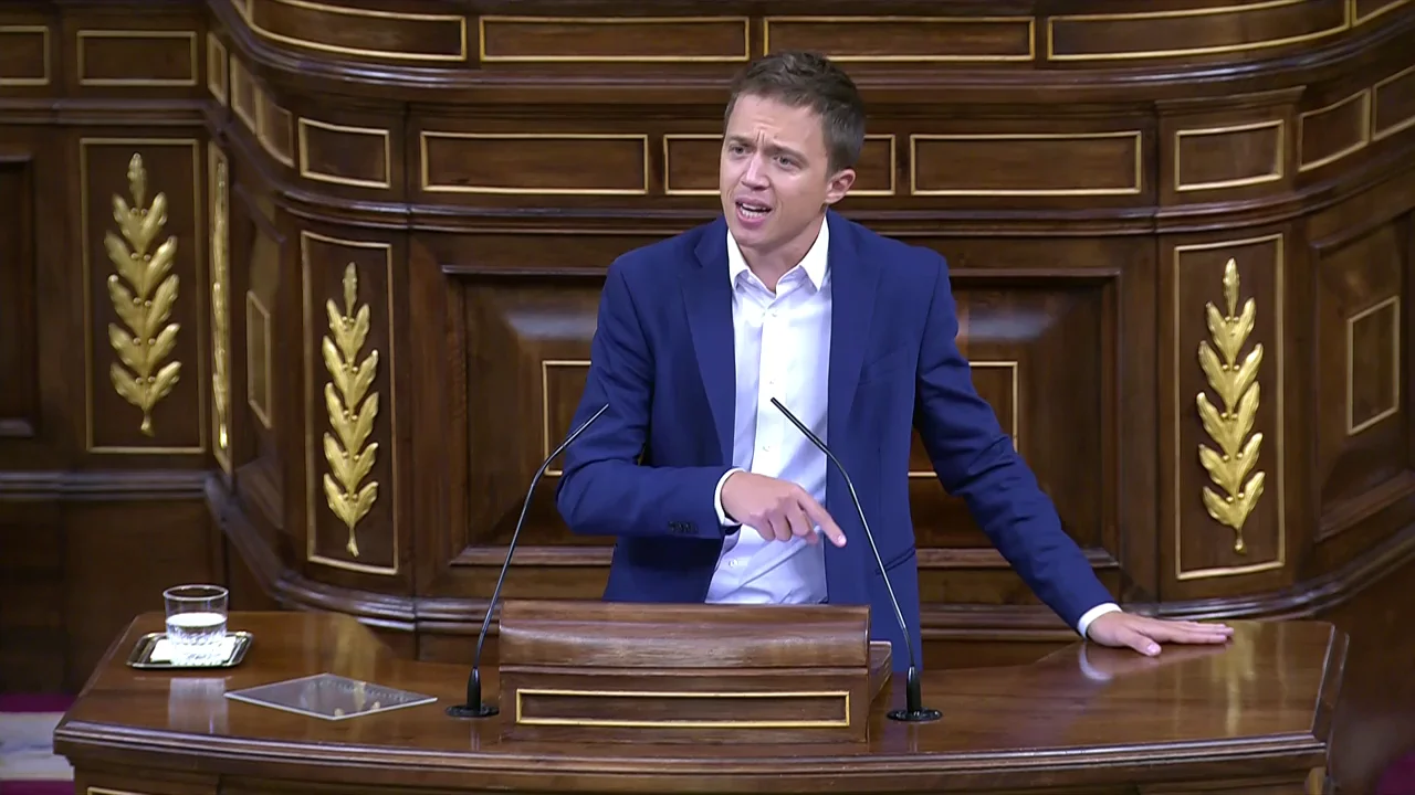 Íñigo Errejón cambia su discurso en la tribuna ante el insulto de Vox: "Qué no les dirán a las mujeres que quieren abortar"