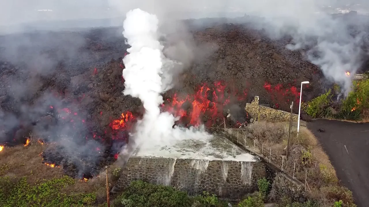 Así explota la lava del volcán de La Palma al entrar en contacto con el agua de una piscina