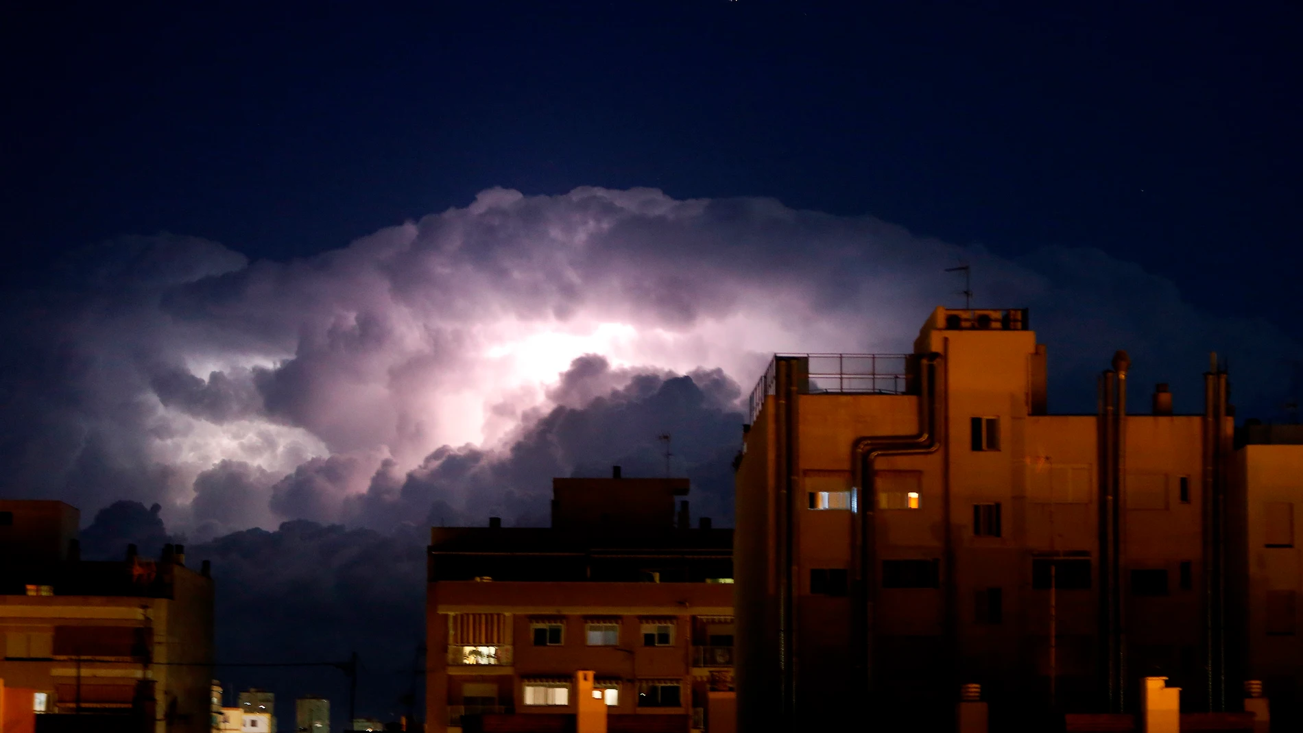 Los rayos iluminan el frente de nubes de la DANA en su llegada a la provincia de Alicante