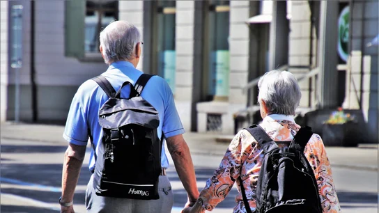 Dos ancianos paseando de la mano Dos ancianos paseando de la mano